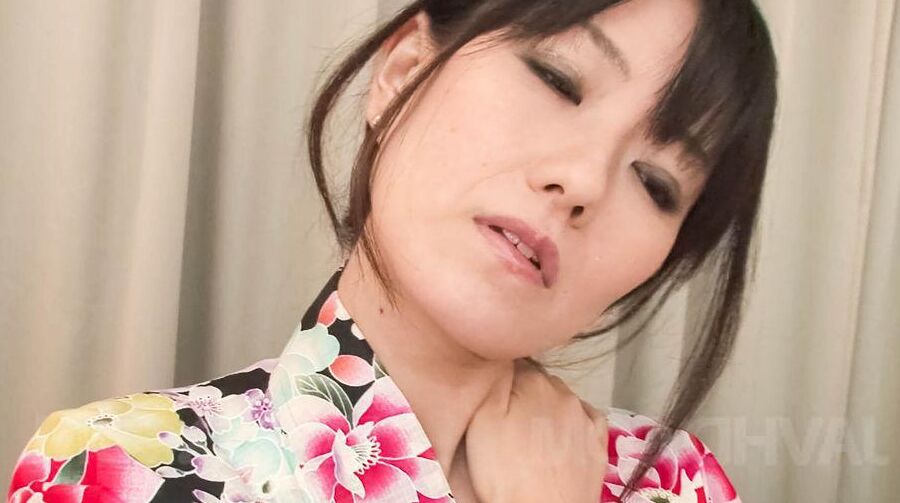 15P Manami Komukai Asiático chupa dois shlongs e tem peitos acariciados