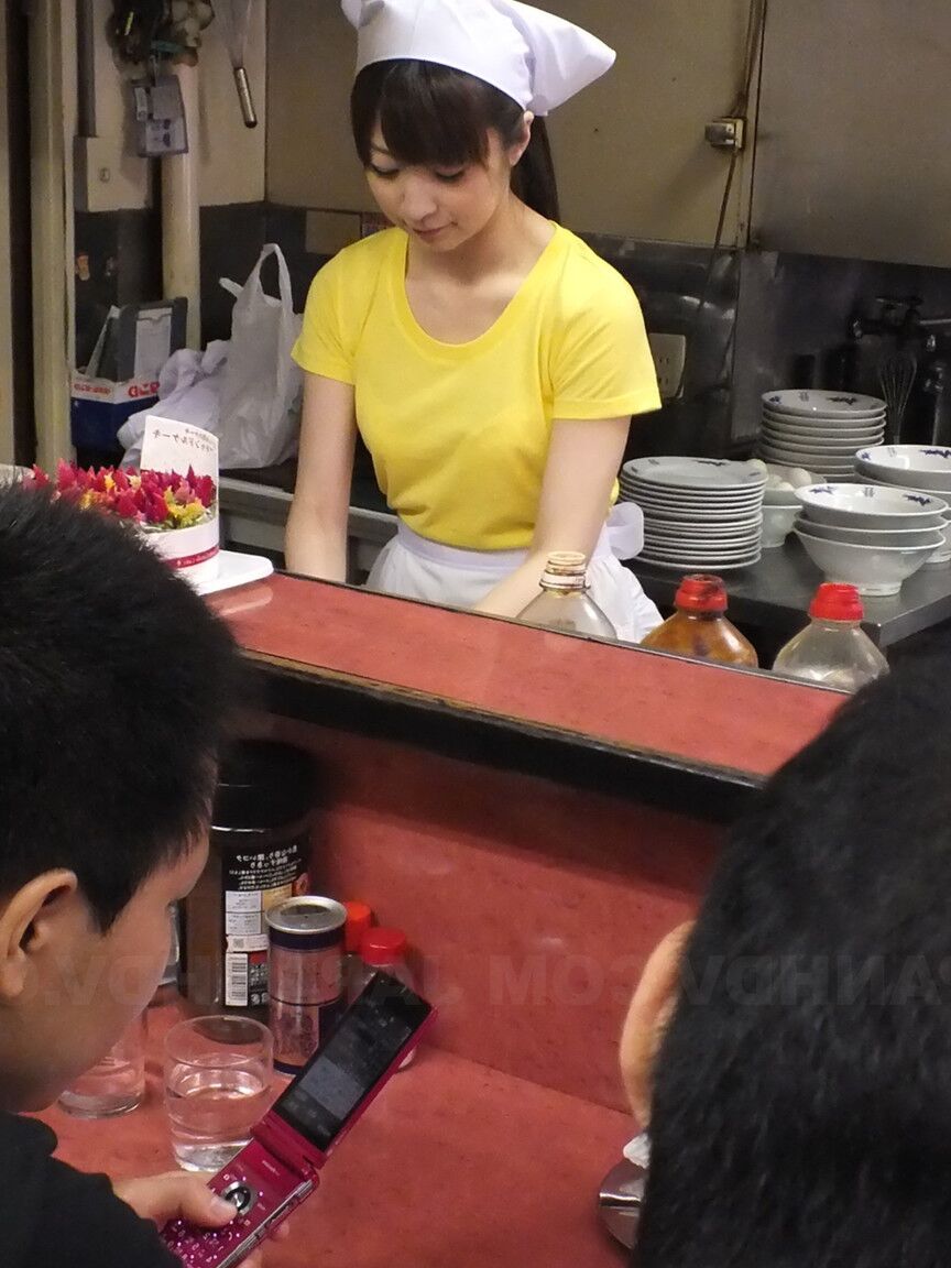 21P Sexy chef japonesa Mimi Asuka faz gangbang
