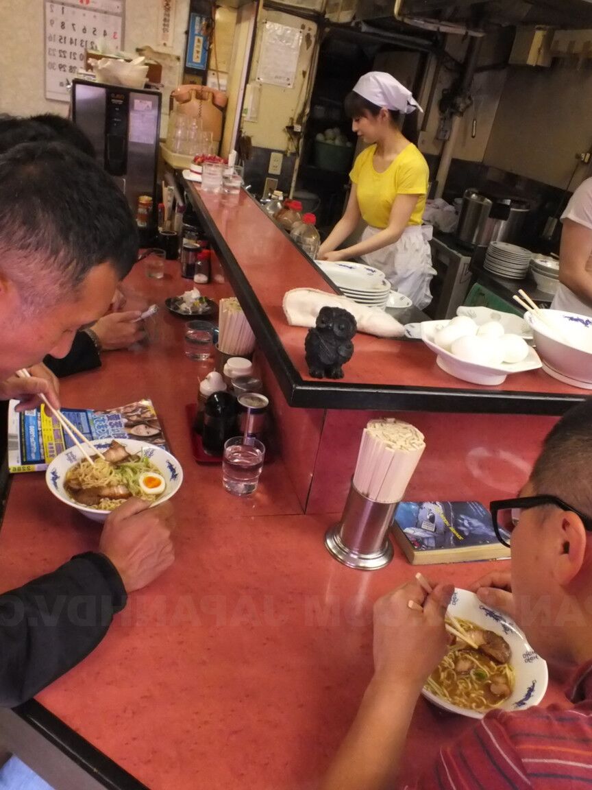 21P Sexy chef japonesa Mimi Asuka faz gangbang