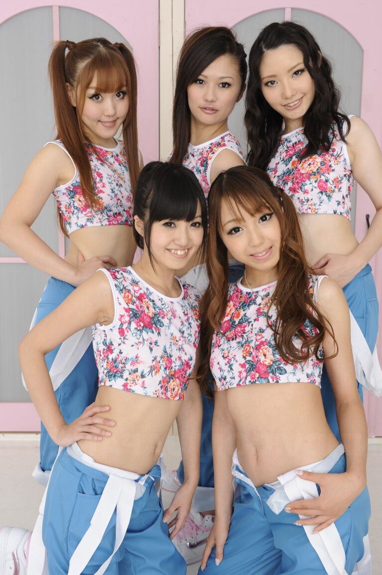 15P De chaudes adolescentes asiatiques baissent leurs pantalons pour modéliser ensemble leurs corps minces et sexy.