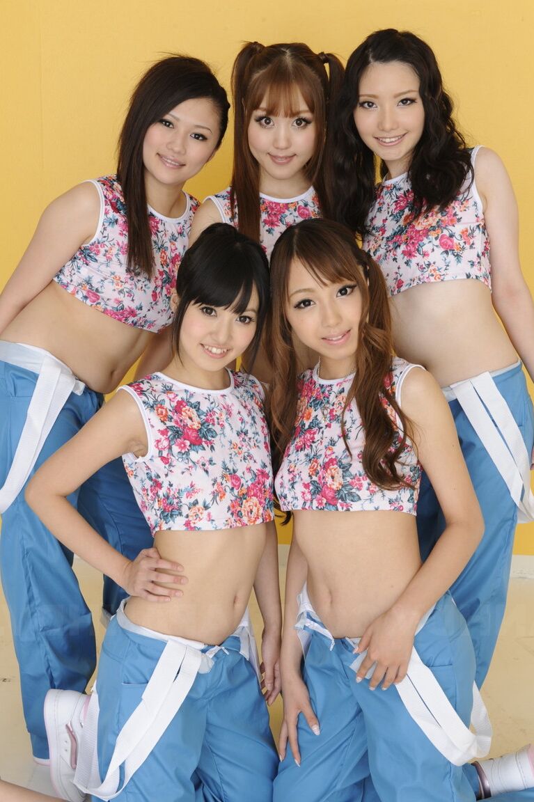 15P De chaudes adolescentes asiatiques baissent leurs pantalons pour modéliser ensemble leurs corps minces et sexy.