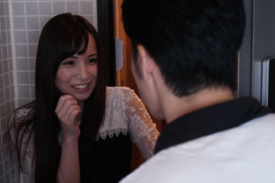 21P A gata japonesa Azusa Onuki tira o vestido preto para ser fodida