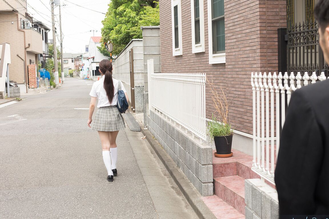 16P Colegial japonesa tira o uniforme e faz sexo com o padrasto