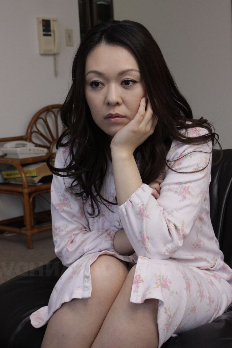 20P Brünette japanische Frau An Kanoh gibt einen schönen Blowjob und schmeckt Sperma