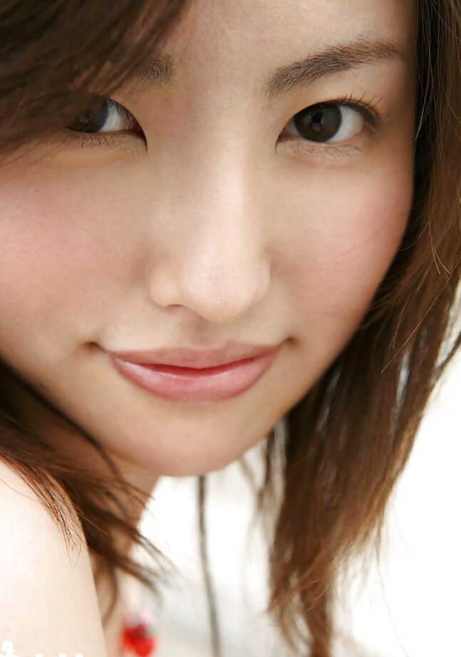 14P Sexy asiatisches Babe mit heißem Arsch Takako Kitahara zieht ihre Unterwäsche aus