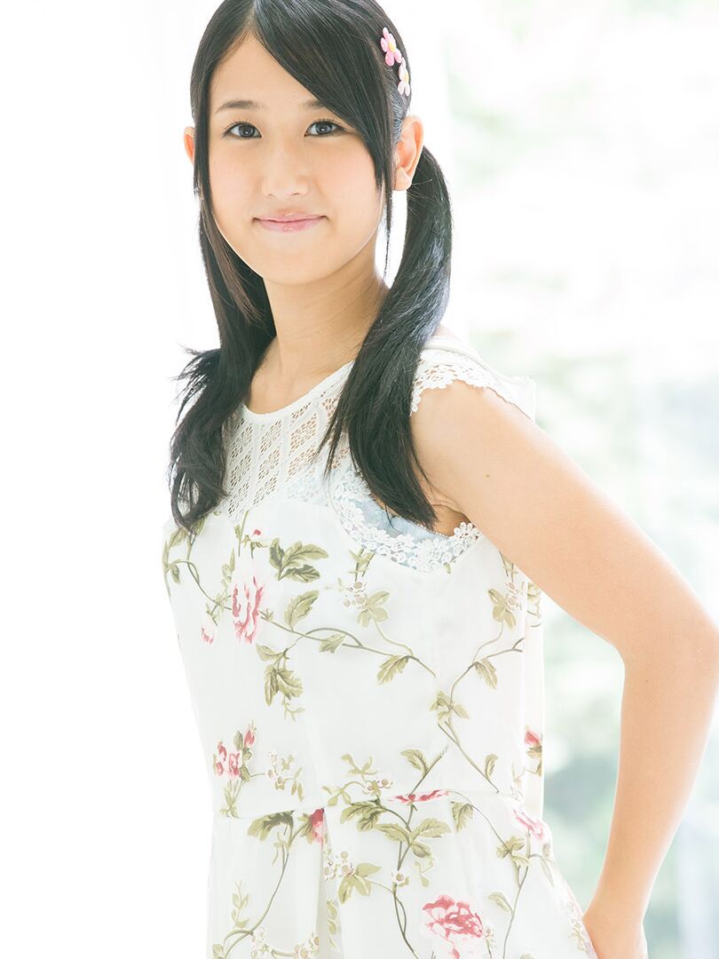 20P A adolescente asiática magrinha Suzu Ichinose tira a roupa e gosta de um estrondo hardcore
