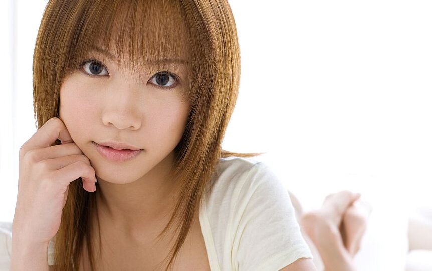 16P A linda adolescente japonesa Reika Shiina descobre seios firmes antes de mostrar seu arbusto