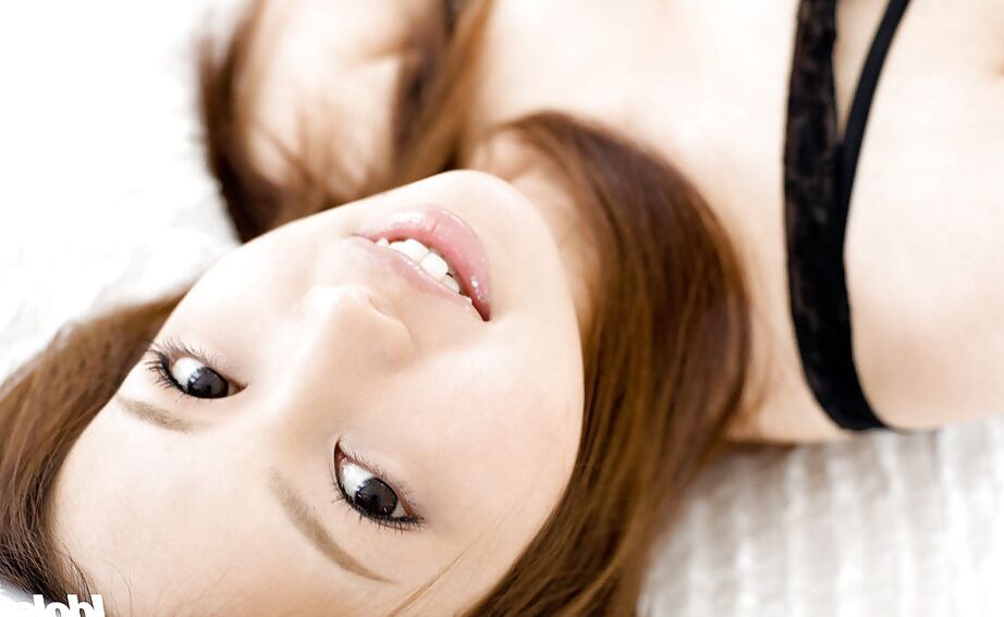 15P Estupenda gata asiática Yura Aikawa tirando a lingerie