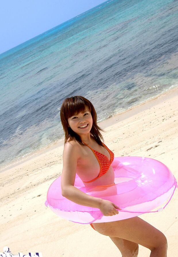 14P Asian Babe Fuckable exibindo seu corpo tentador ao ar livre