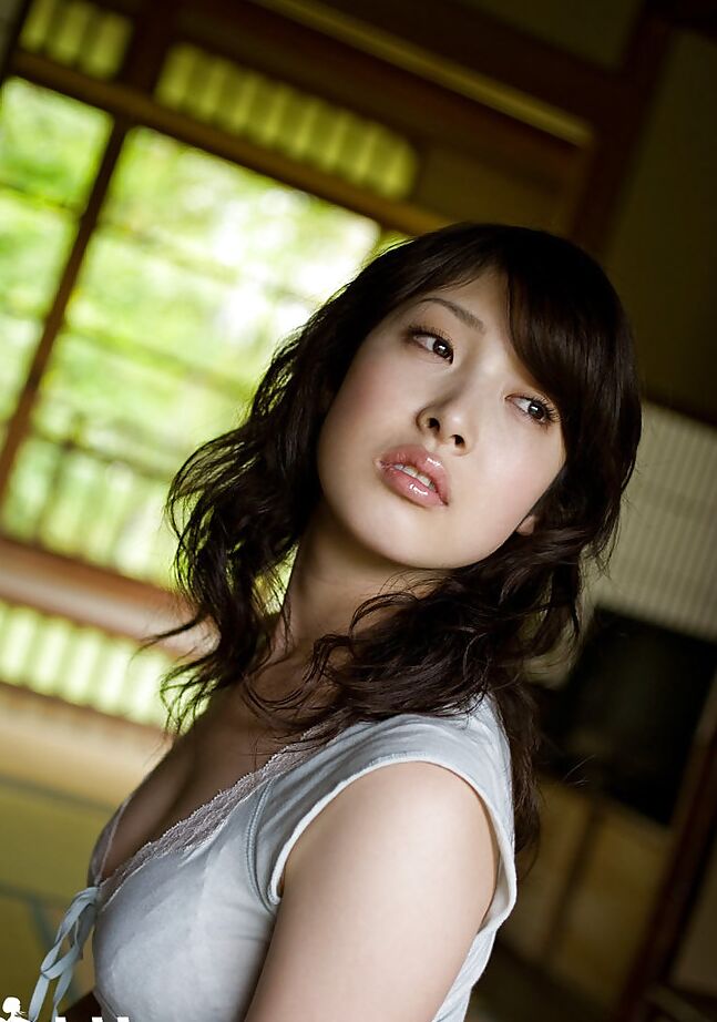 16P, la mignonne asiatique Bosomy, Saki Koto, découvre son corps séduisant.