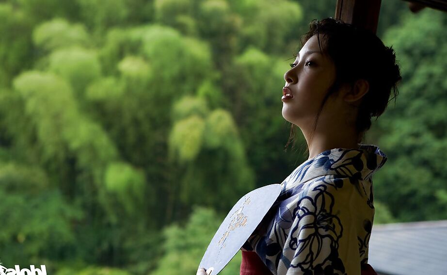 16P, la mignonne asiatique Bosomy, Saki Koto, découvre son corps séduisant.