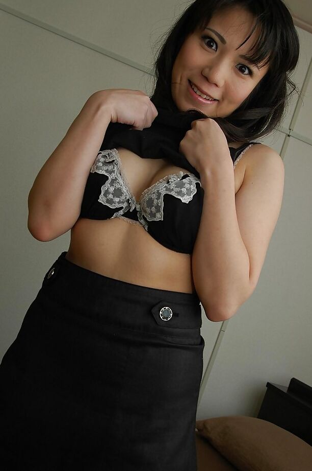 16P アジア人熟女高津渚が脱いで魅力的な曲線を露出