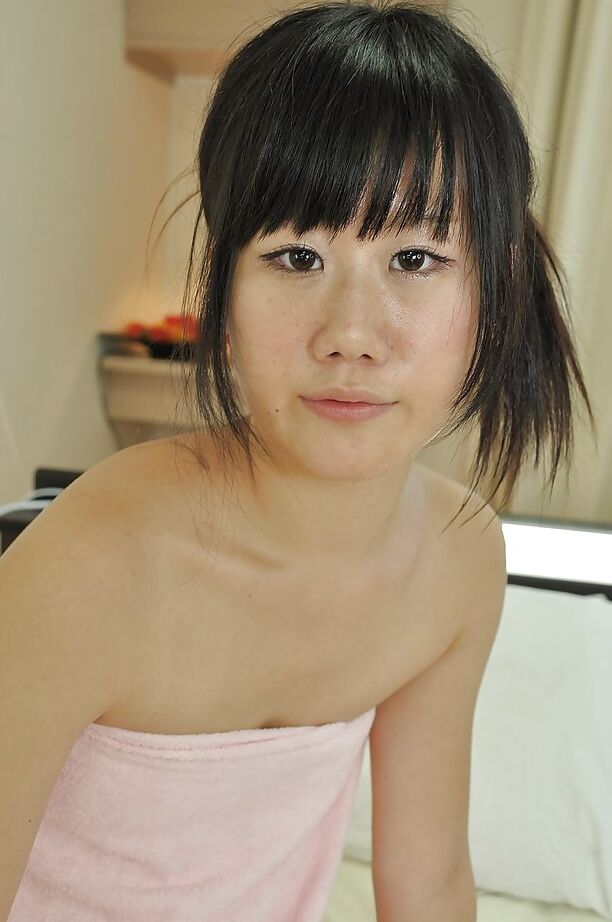 16P A adolescente asiática Yuka Kojima exibindo suas curvas fodíveis após o banho