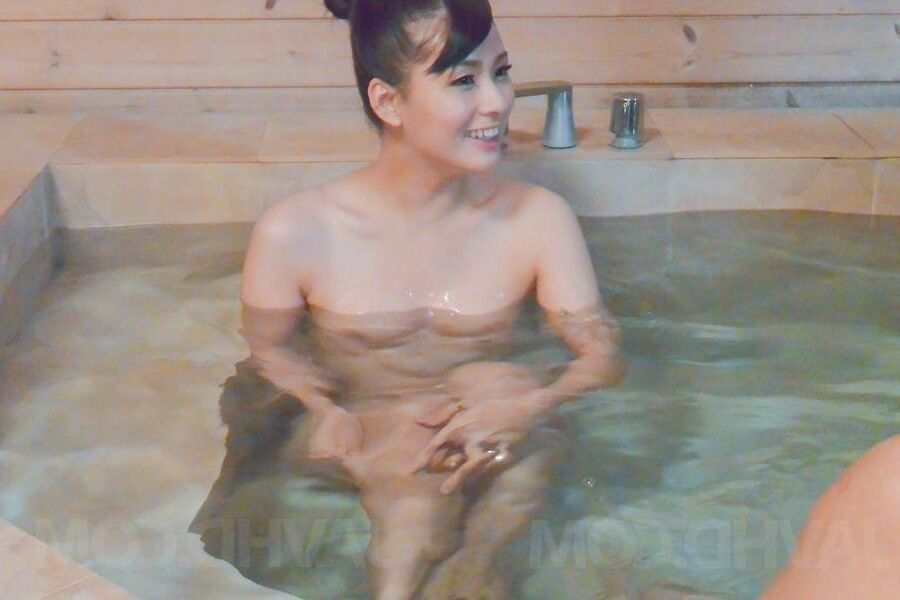 16P Yui Oba Asian zieht sich aus und leckt und lutscht den Penis in der Badewanne