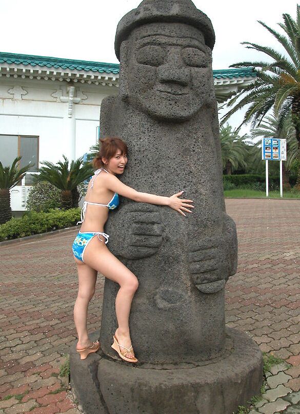 16P Japanese model An Nanba shows her naked bush on bed in between excursions