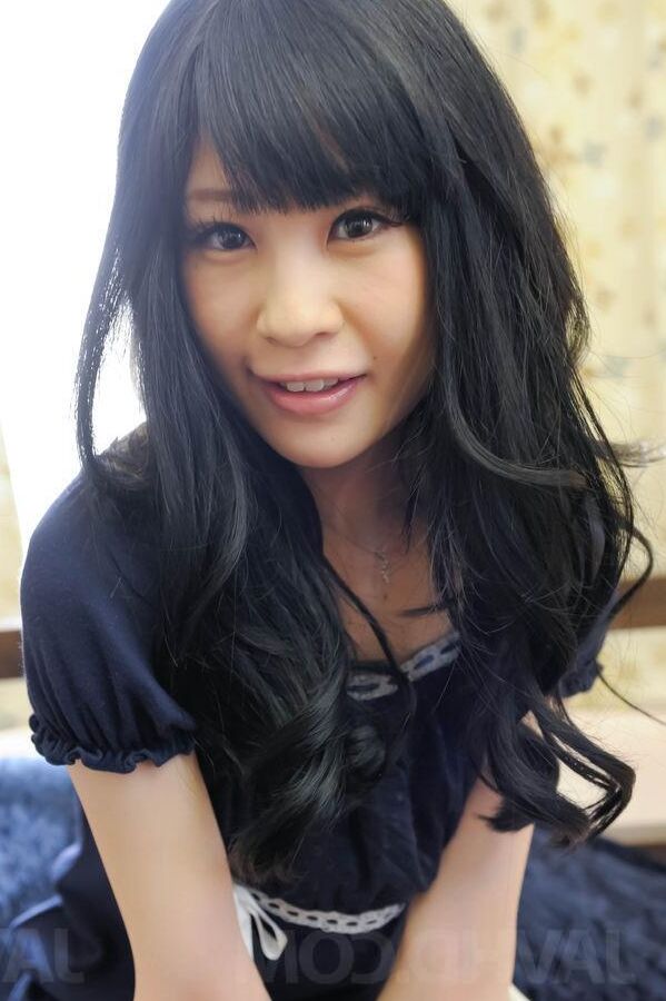 12P Mizutama Remon Asian zeigt heißen Hintern im Tanga und lutscht Phallus