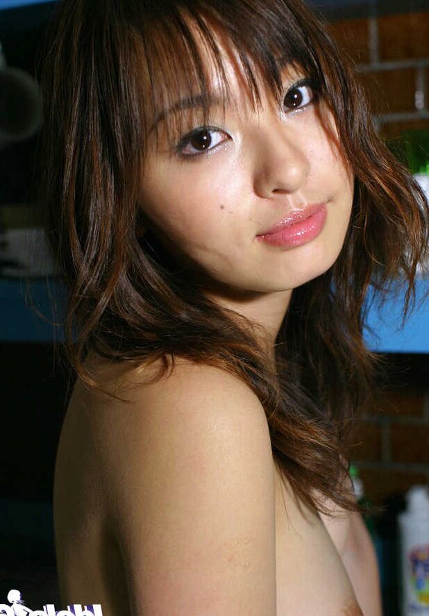 13P Linda adolescente asiática com peitos pequenos escorregando do biquíni