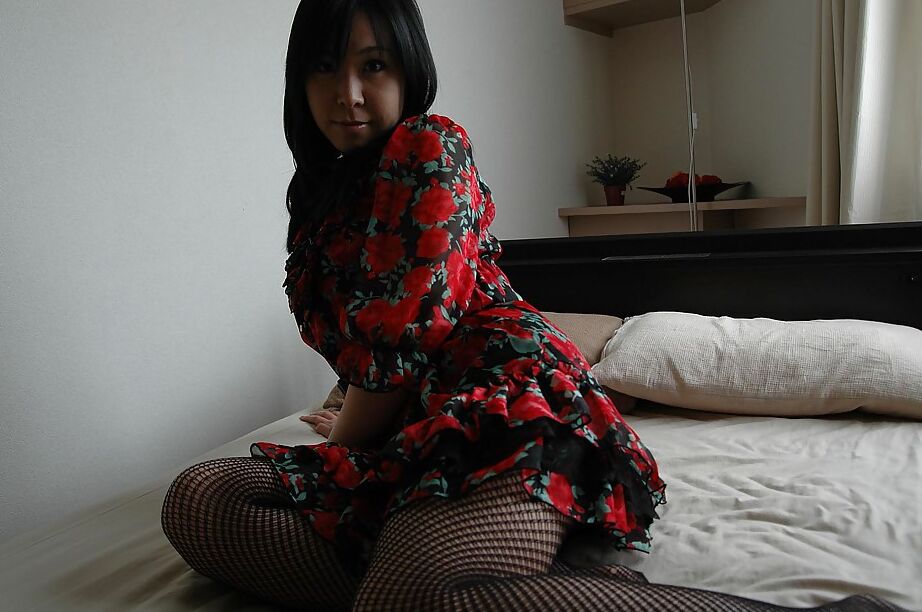 16P Asian MILF em meia-calça tirando e espalhando os lábios de sua boceta peluda