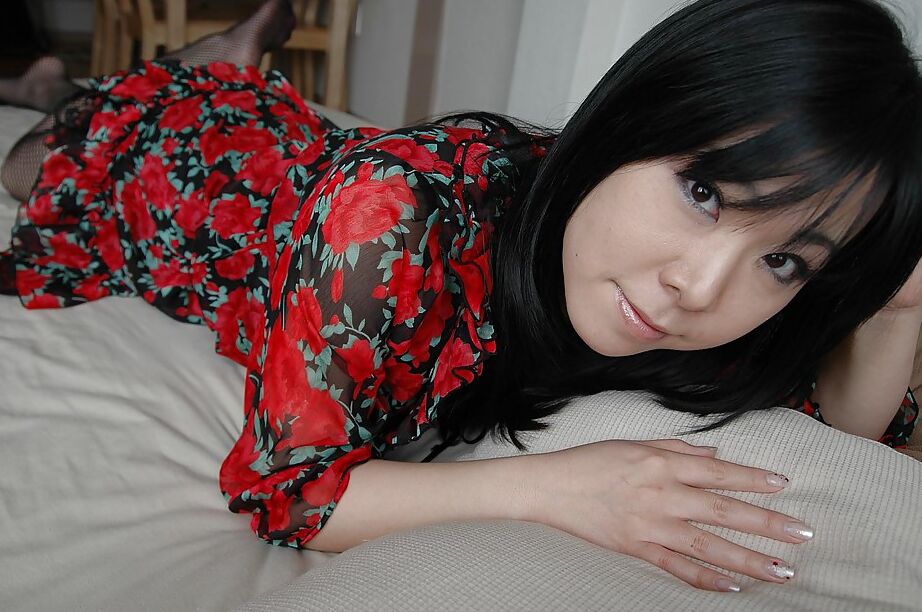 16P Asian MILF em meia-calça tirando e espalhando os lábios de sua boceta peluda