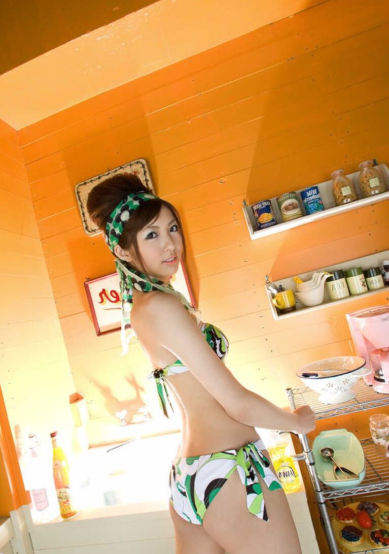 Das 16-jährige japanische Solomädchen Kotone Aisaki zeigt ihren Busch, während sie die Dessous-Kombinationen wechselt