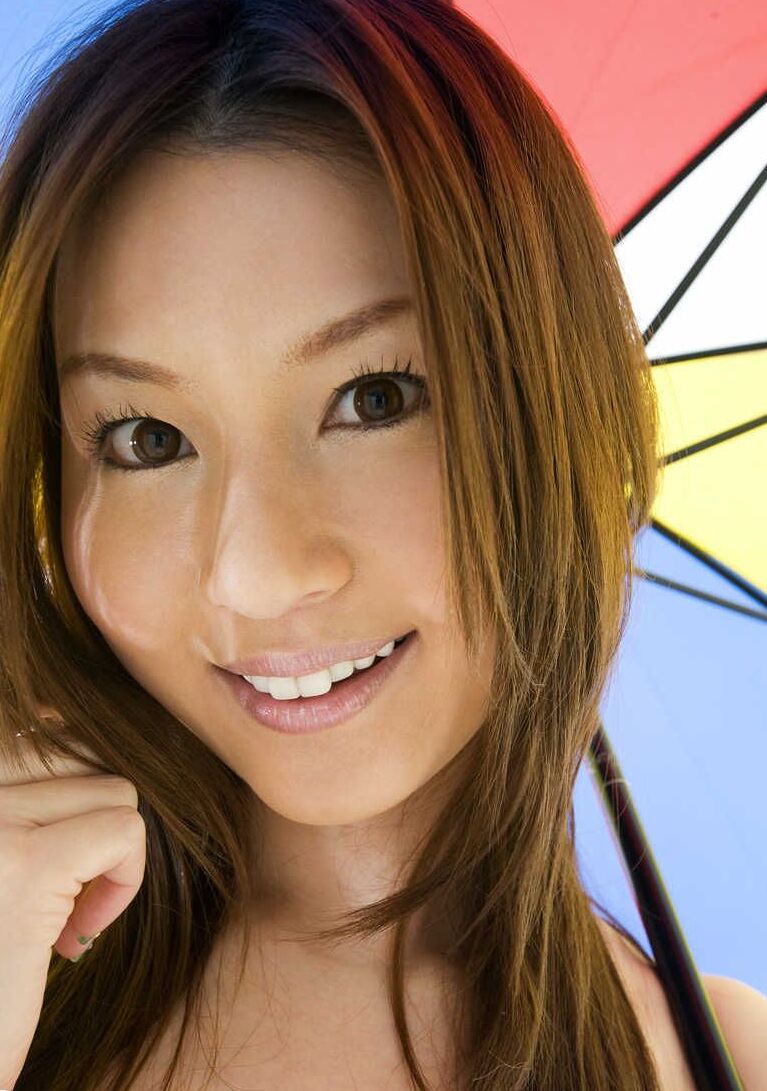 16P A garota japonesa sexy Tatsumi Yui segura um guarda-chuva enquanto fica nua