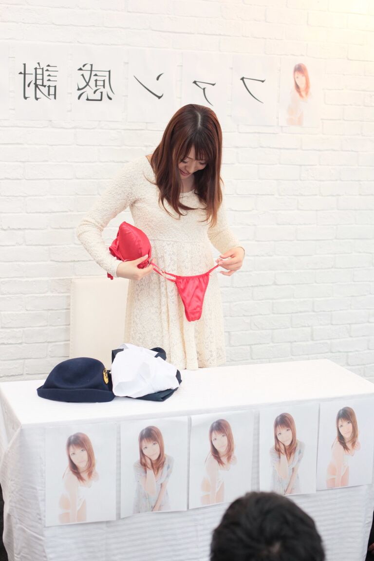 21P La policière japonaise sexy Akane Satozaki se déshabille