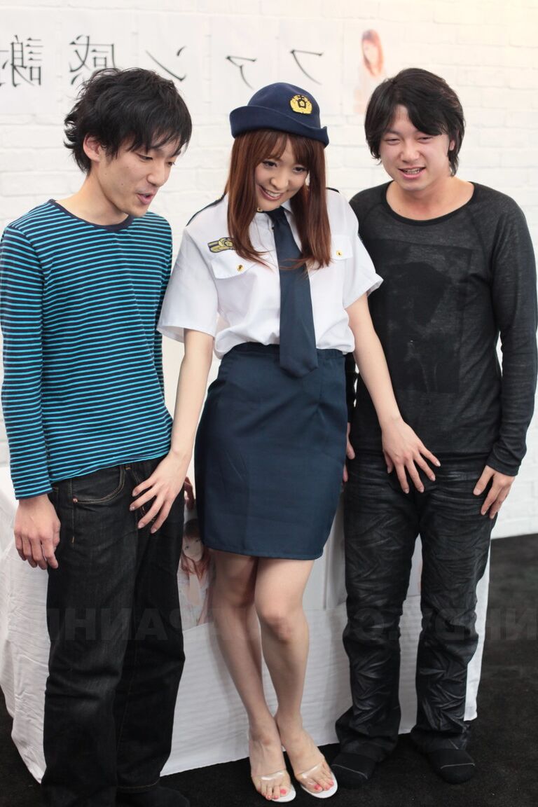 21P La policière japonaise sexy Akane Satozaki se déshabille