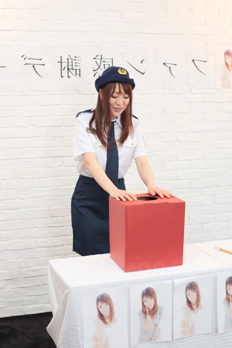 21P La policière japonaise sexy Akane Satozaki se déshabille