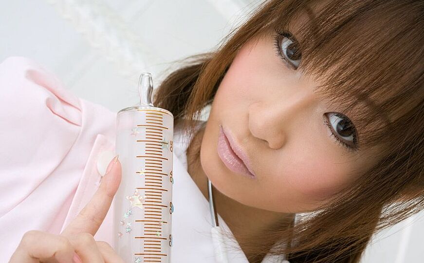 16P A enfermeira japonesa Misa Kikouden fica nua com roupas íntimas de renda durante a ação SFW
