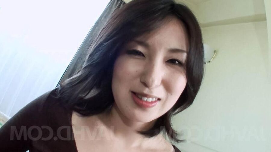 12P Sakura Anna Asian tiene una raja peluda frotada y follada después de una mamada