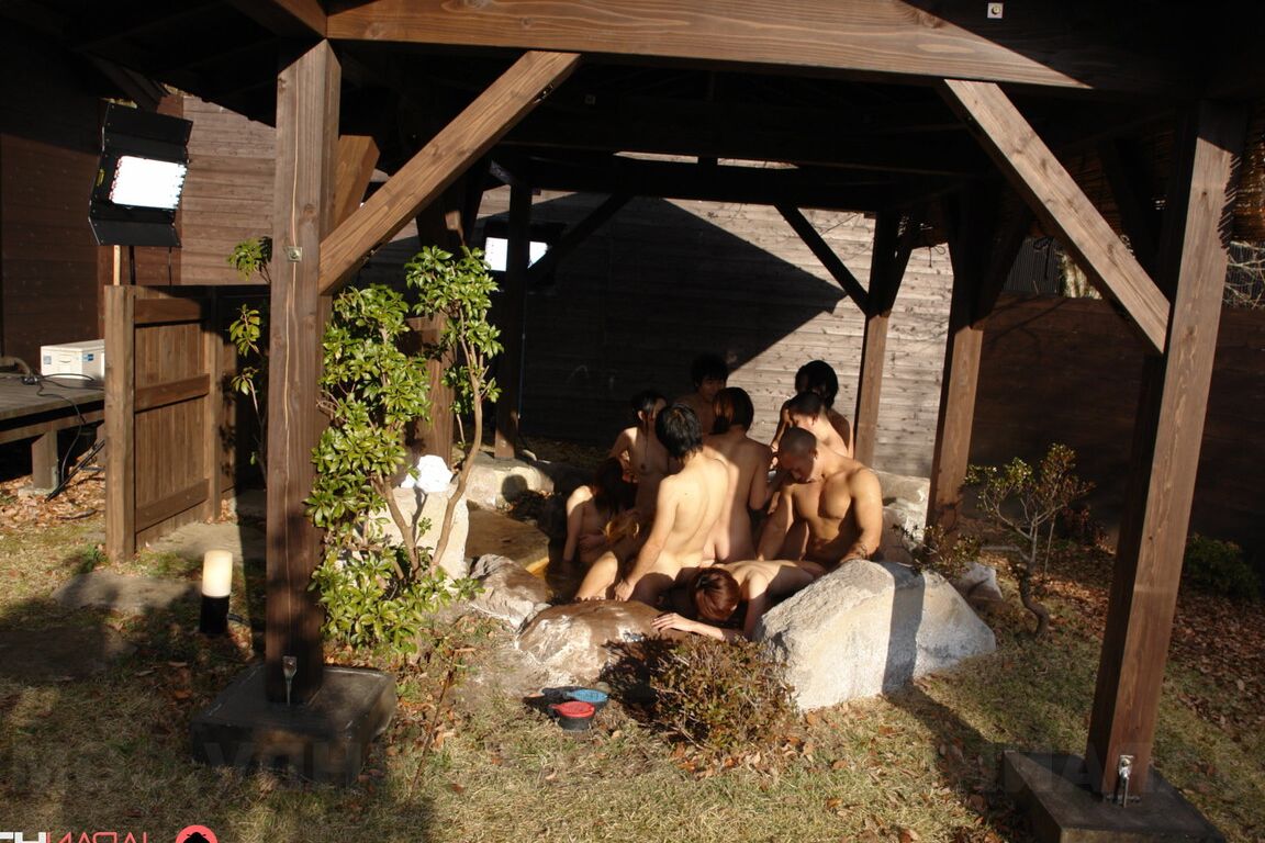 21P Japonesas guapas disfrutando de sexo grupal salvaje en una piscina de agua caliente