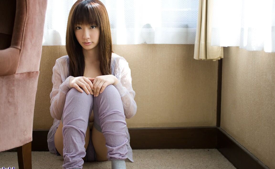 16P La inocente adolescente japonesa Hina Kurumi se desnuda mientras se cambia la lencería