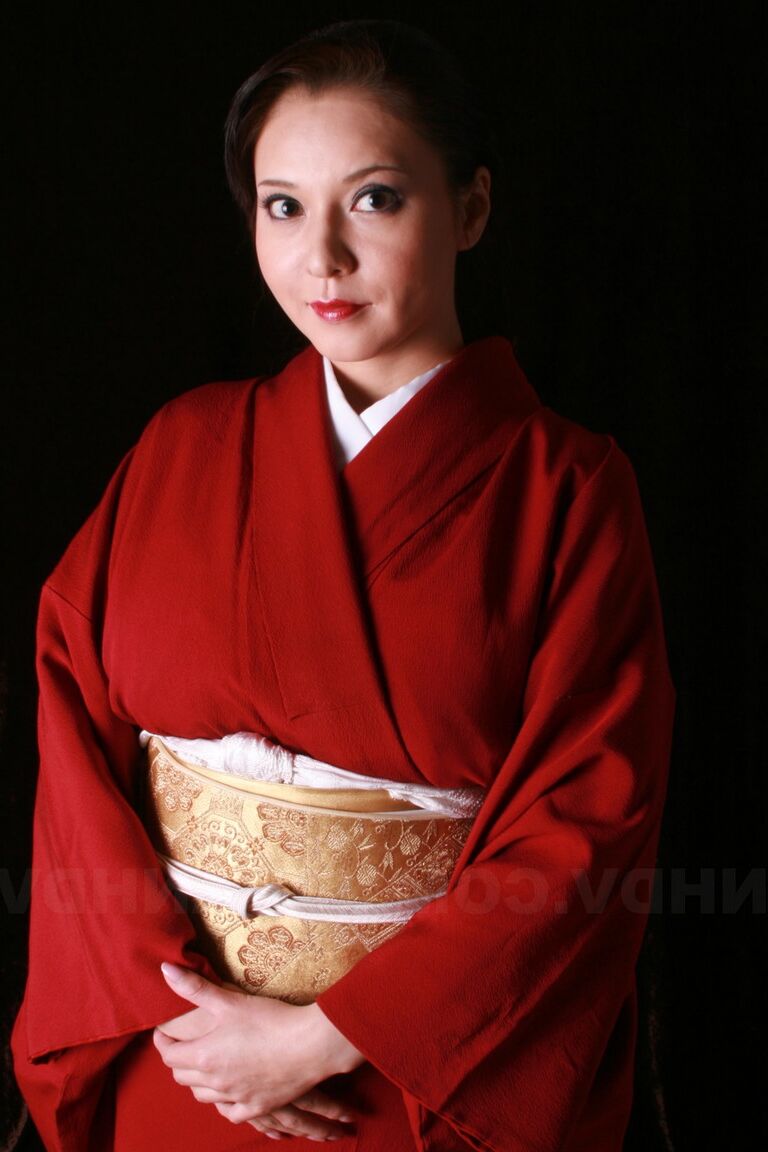 15P La modelo japonesa Yuki Tsukamoto acaricia sus firmes tetas mientras se desnuda