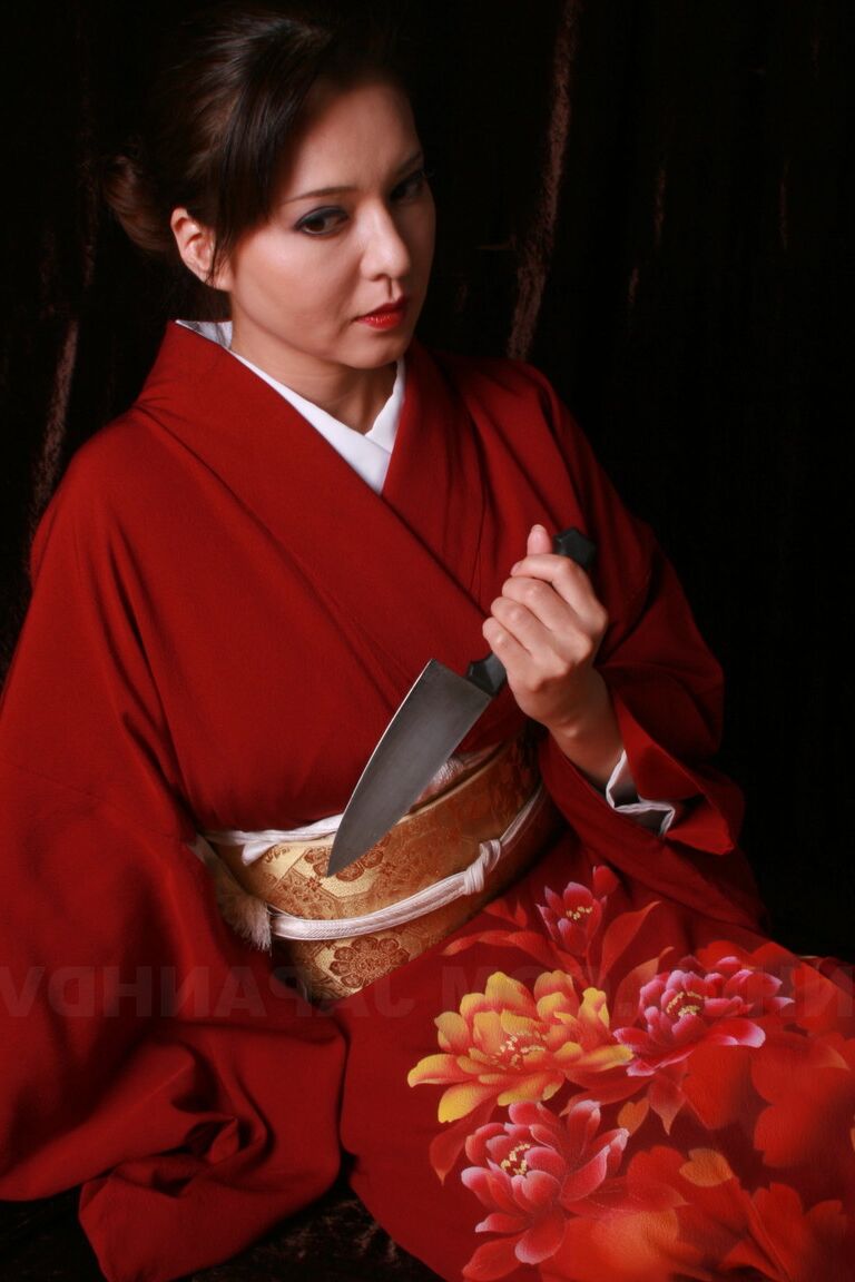 15P La modelo japonesa Yuki Tsukamoto acaricia sus firmes tetas mientras se desnuda