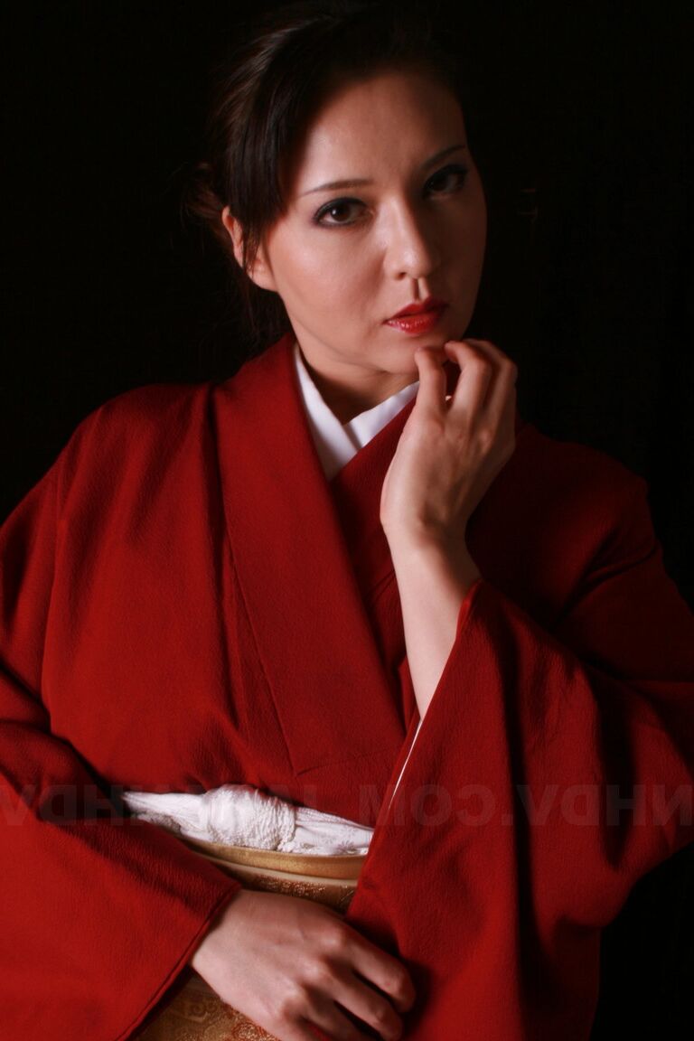 15P La modelo japonesa Yuki Tsukamoto acaricia sus firmes tetas mientras se desnuda