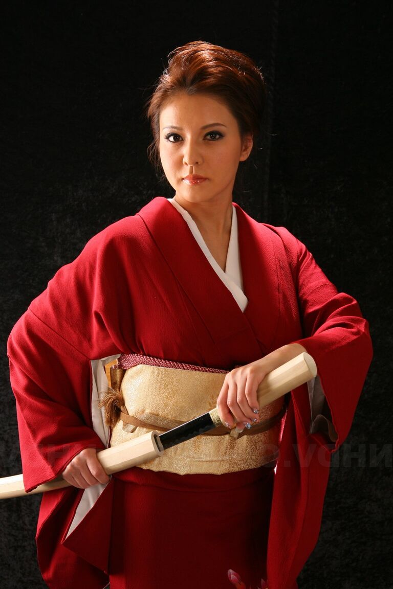 15P La modelo japonesa Yuki Tsukamoto acaricia sus firmes tetas mientras se desnuda