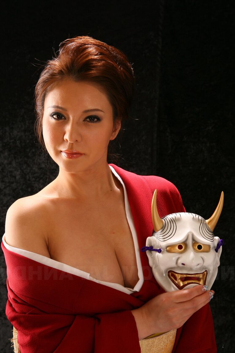 15P La modelo japonesa Yuki Tsukamoto acaricia sus firmes tetas mientras se desnuda