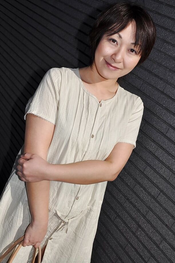 16P ぽっちゃりアジア人熟女島谷正恵が服を脱いで自分自身と遊ぶ
