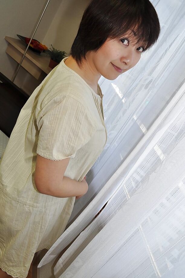 16P ぽっちゃりアジア人熟女島谷正恵が服を脱いで自分自身と遊ぶ