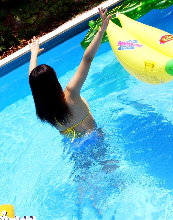 16P Garota asiática desagradável se diverte na piscina e revela seus grandes jarros
