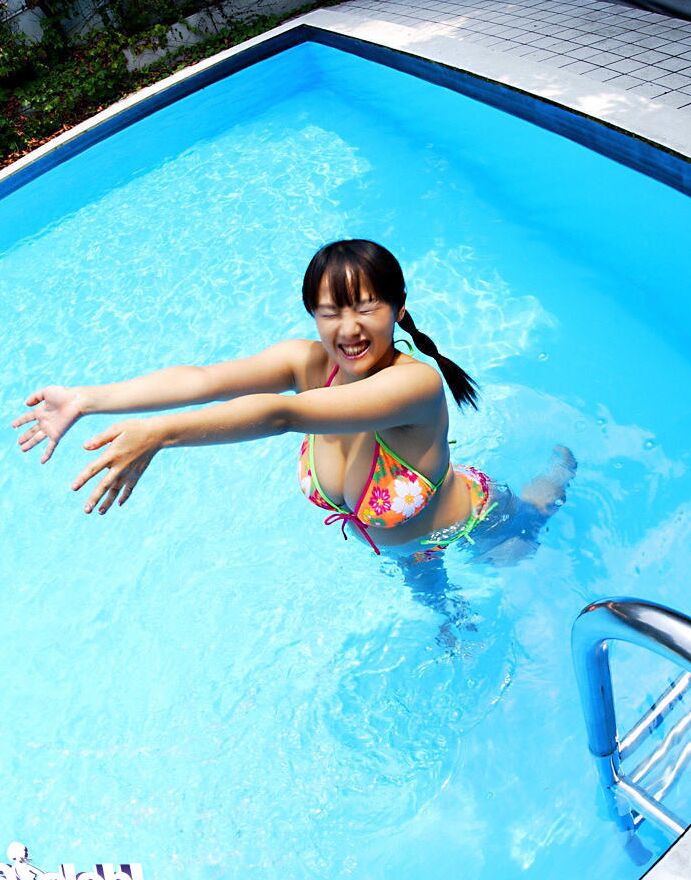 16P Garota asiática desagradável se diverte na piscina e revela seus grandes jarros