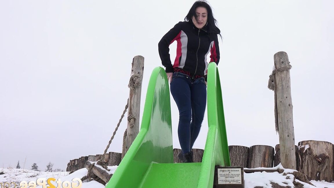 15P Public pissing for dark haired babe in the park