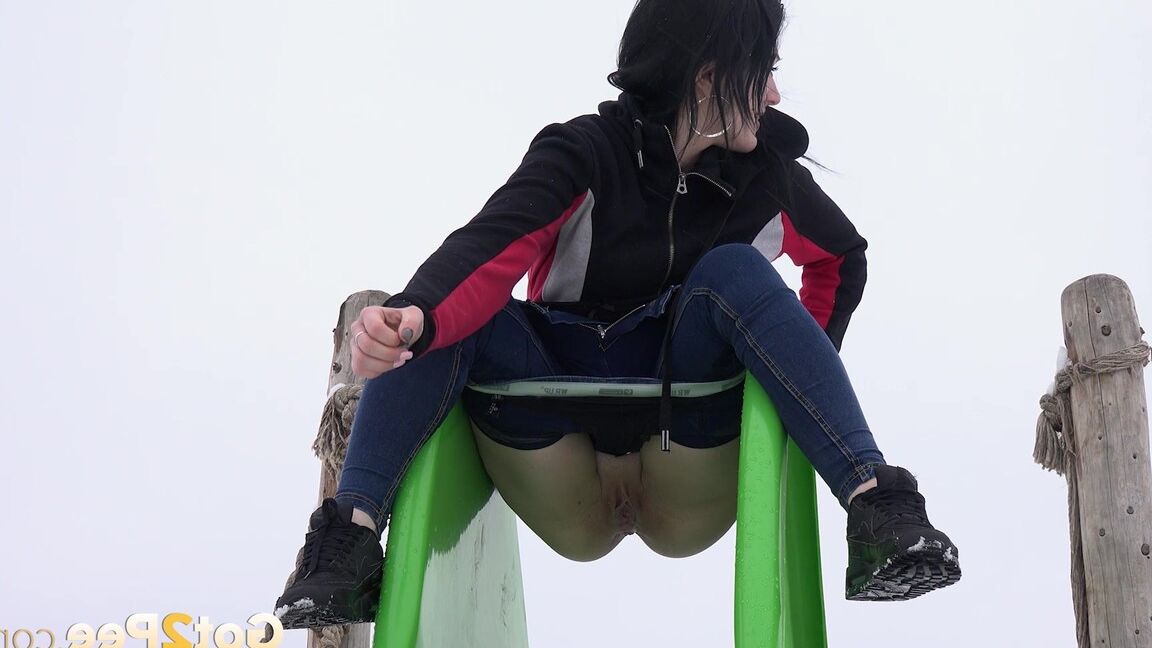 15P Public pissing for dark haired babe in the park