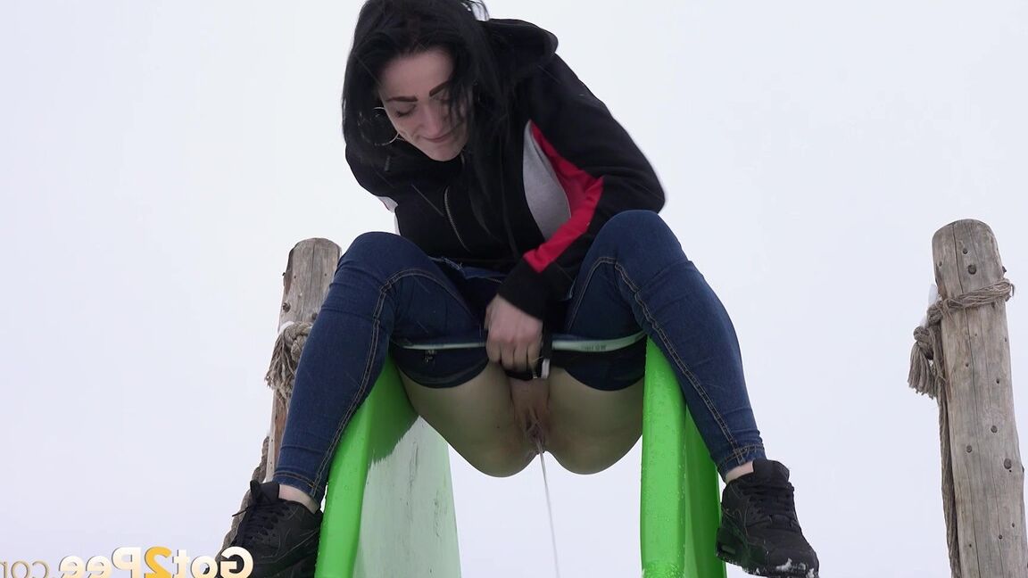 15P Public pissing for dark haired babe in the park