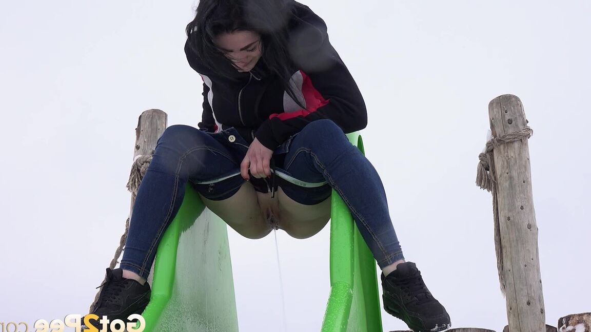 15P Public pissing for dark haired babe in the park