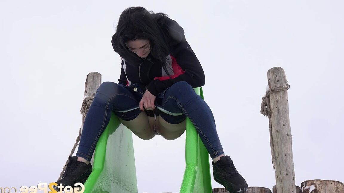 15P Public pissing for dark haired babe in the park