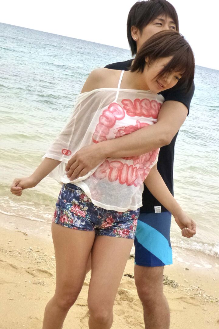 21P La japonaise sexy Saya Tachibana fait l'amour en plein air à la plage.