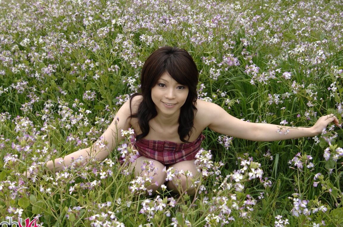 15P La modelo japonesa Kurumi Katase muestra las bragas bajo la falda al aire libre