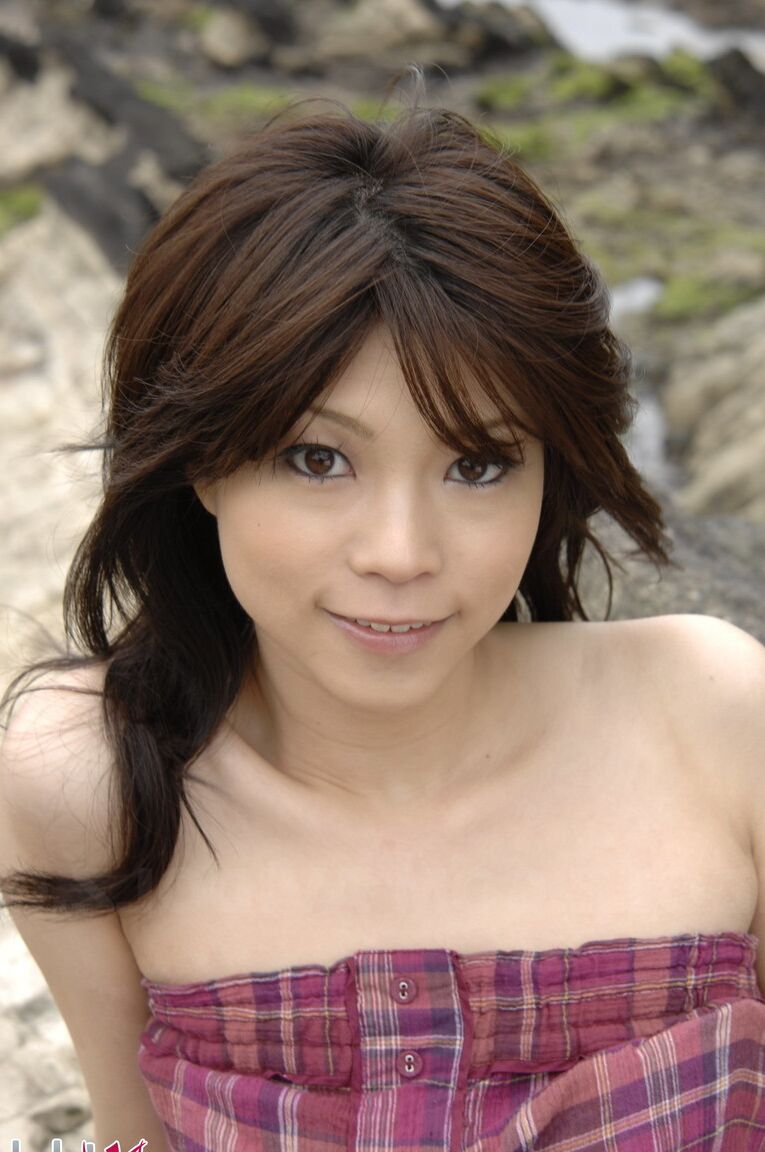 15P La modelo japonesa Kurumi Katase muestra las bragas bajo la falda al aire libre
