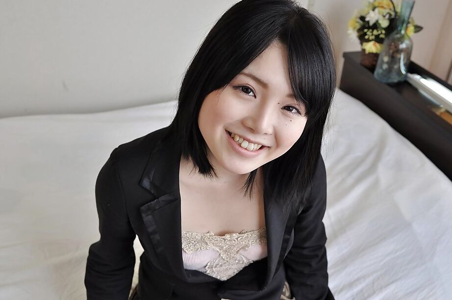 16P Smiley adolescente asiática Reika Hayano tira a roupa e é provocada com brinquedos sexuais